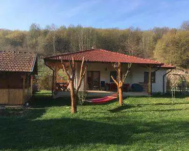 Căsuța de sub pădure ofera cazare in Ampolita,judetul Alba