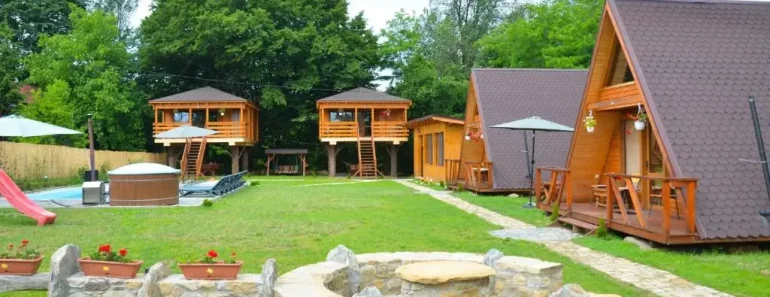 Descoperă un Complex la Munte cu Căsuțe în Copac și Case A-Frame 