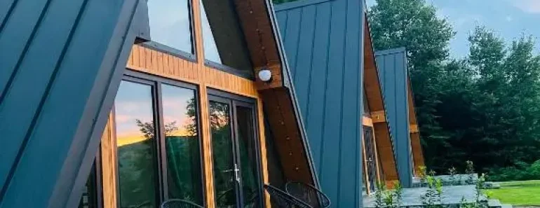 Cabane A-Frame cu ciubăr: Răsfăț modern în mijlocul naturii