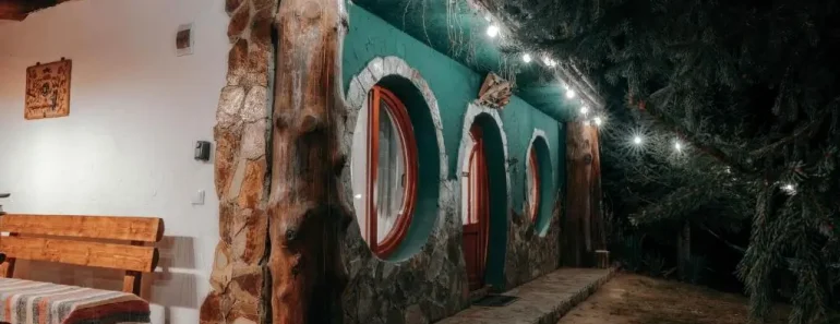 Hobbit House – Cazarea unică din Arieșeni