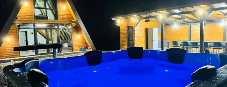 Ciubăr, piscină, grătar și liniște cât cuprinde – toate acestea le găsești la Cabana Ariana