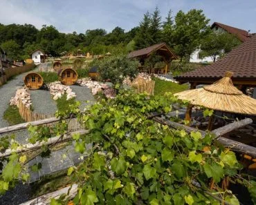 Vacanță cu SPA și natură? Alege Complexul Butoaiele Transilvaniei