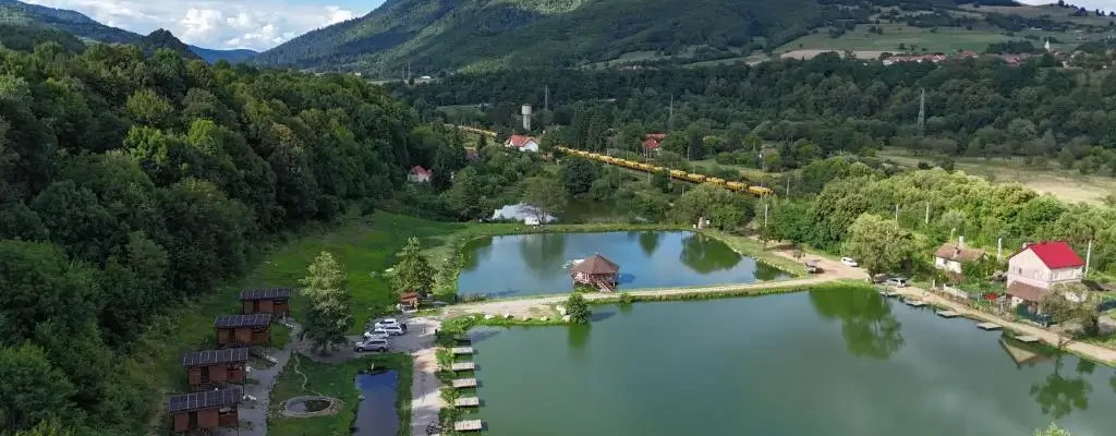 Fishing and Relax Camp – 6 cabane lângă lac, la câțiva kilometri de Băile Tușnad