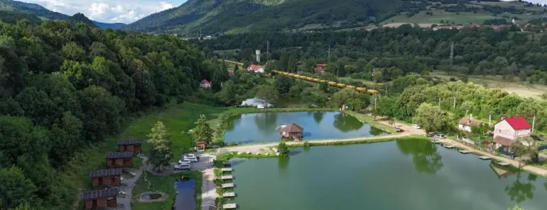Fishing and Relax Camp – 6 cabane lângă lac, la câțiva kilometri de Băile Tușnad